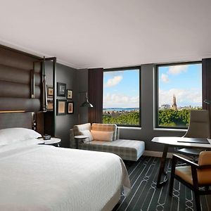 Zimmer mit Kingsize-Bett